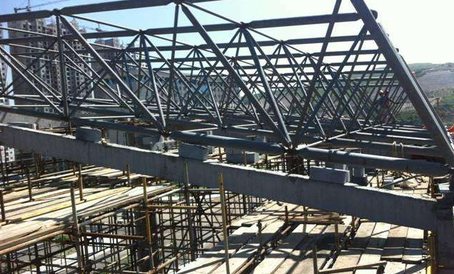 遵义简述网架公司的黑色压型钢板的吊装步履